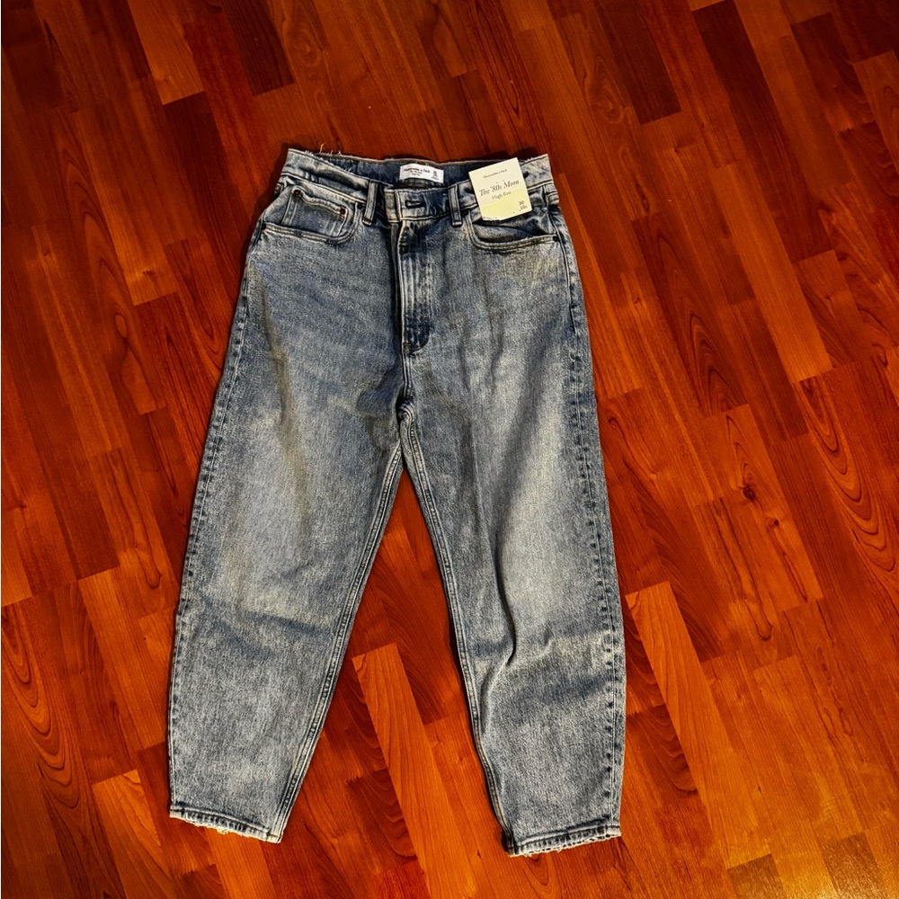 NWT. A&F Women’s 80’s High-Rise Mom Jean